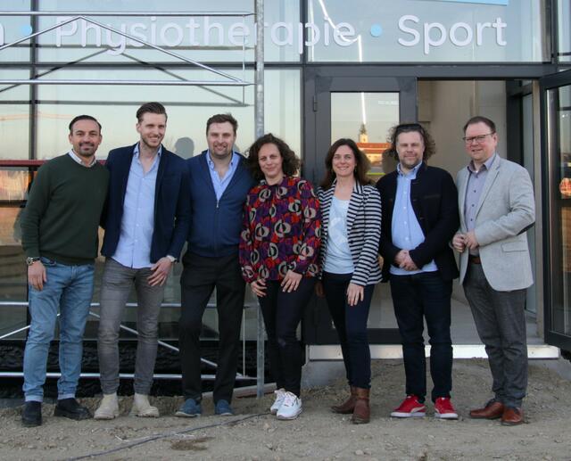 Baumeister Bajram Idrizi, Physiotherapeut Michael Ettenauer, Orthopäde und Unfallchirurg Dr. Oktawian Ilow, Orthopädin Dr. Eva-Maria Reinberger, Fachärztin für physikalische Medizin Dr. Lisa Macho, Facharzt für plastische und rekonstruktive Medizin Dr. Bernhard Moser und Bürgermeister Franz Aigner. | Foto: Christian Nowotny