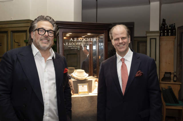 Michael Kühlwein &amp; Florian Köchert (Köchert Juweliere) bei der Präsentation des Spenden Auktionsstück "Marie Valerie". Ein Anhänger aus der "Sisi Kollektion" zur Verfügung gestellt von A. E. Köchert Juweliere.  | Foto: Fotos honorarfrei © Andreas Kolarik