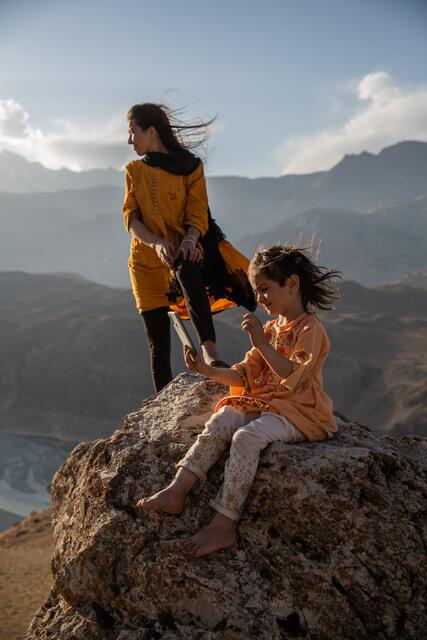 Die Frauen im Karakorum erreichen Studienabschlüsse, spielen öffentlich Fußball und gehen bezahlter Erwerbstätigkeit nach – eine Ausnahme in Pakistan und eine Sensation im peripheren Hochgebirge. 
 | Foto: Priska Seisenbacher