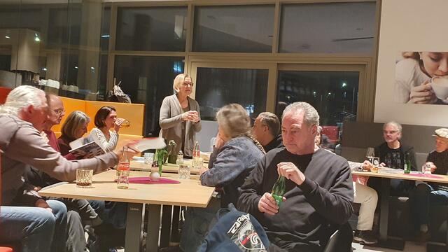 Die Obfrau von kulturnetzTirol (Tage der offenen Ateliers), Helga Madera, war aus Imst angereist. | Foto: Lia Buchner