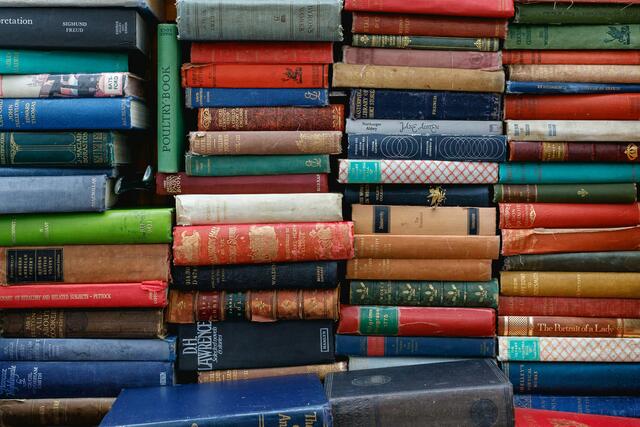 Wer etwas Gutes tun will, kann die Bücher immer spenden, etwa an unterschiedliche Organisationen und Vereine.  | Foto: Ed Robertson/Unsplash