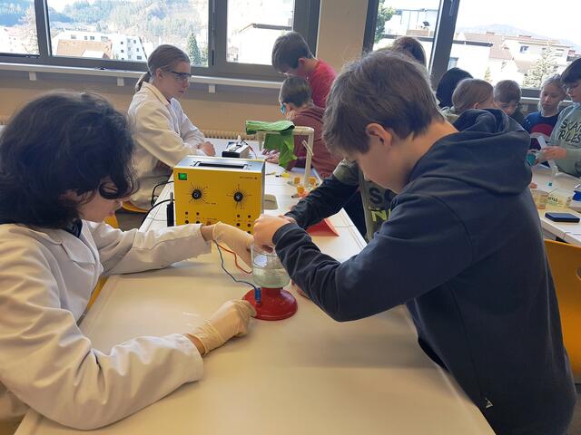 Im Chemiesaal herrschte aufgeregtes Treiben: So wurde Wasserstoff als Energiequelle der Zukunft hergestellt und sogar ein Motor damit betrieben. | Foto: Europagymnasium Leoben