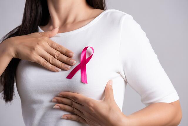 Die rosa Schleife – The Pink Ribbon – steht heute weltweit als unverkennbares Symbol im Kampf gegen Brustkrebs. | Foto: siam.pukkato/Shutterstock.com