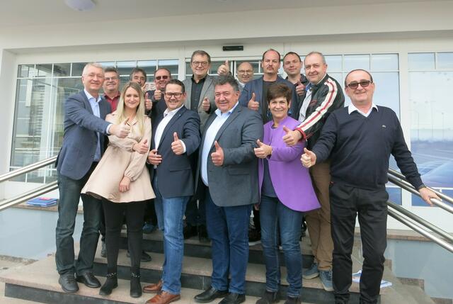 Vorstand, Geschäftsleitung und der Betriebsrat des WLV Nördliches Burgenland freuen sich über das tolle Ergebnis der Kundenbefragung. | Foto: Wasserleitungsverband Nördliches Burgenland
