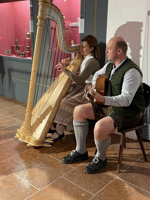 Für musikalische Unterhaltung während der selbstständigen Erkundung der neuen Ausstellung war ebenfalls gesorgt. | Foto: Sarah Braun