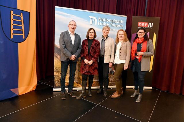 Foto v.l.nr.: Bürgermeister Klaus Rüscher (Nationalparkgemeinde Malta), Manuela Strihavka (ORF III – Sendungsverantwortung Land der Berge), Barbara Pucker (Nationalparkdirektorin), Eva-Maria Berger (Produzentin - embfilm GmbH) und LR Sara Schaar (Nationalpark-Referentin).Foto v.l.nr.: Bürgermeister Klaus Rüscher (Nationalparkgemeinde Malta), Manuela Strihavka (ORF III – Sendungsverantwortung Land der Berge), Barbara Pucker (Nationalparkdirektorin), Eva-Maria Berger (Produzentin - embfilm GmbH) und LR Sara Schaar (Nationalpark-Referentin). | Foto: Peter Schober
