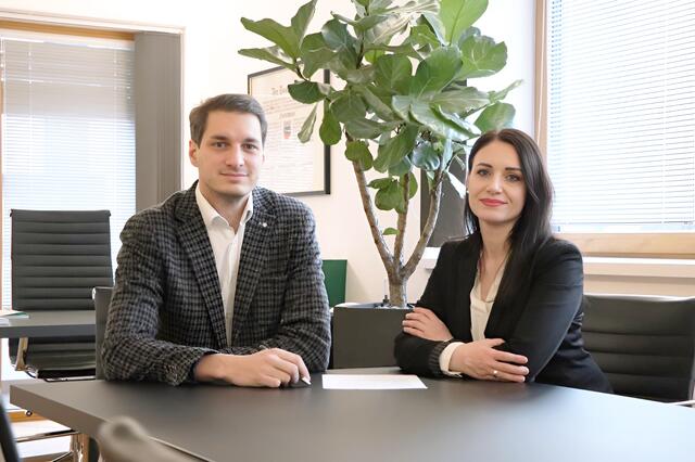 Bgm. Michael Riedhart und Personalvertreterin Biljana Vrzogiv wollen die Streitigkeiten des letzten Jahres hinter sich lassen. Es fanden bereits klärende Gespräche statt.  | Foto: Stadtmarketing Wörgl
