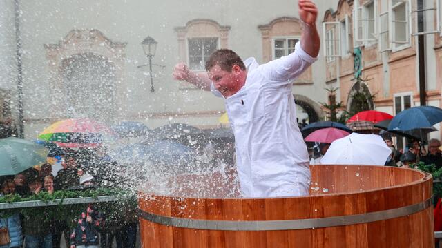 Die Junggesellen traten zum traditionellen Metzgersprung ins kalte Wasser an. | Foto: WKS/Neumayr