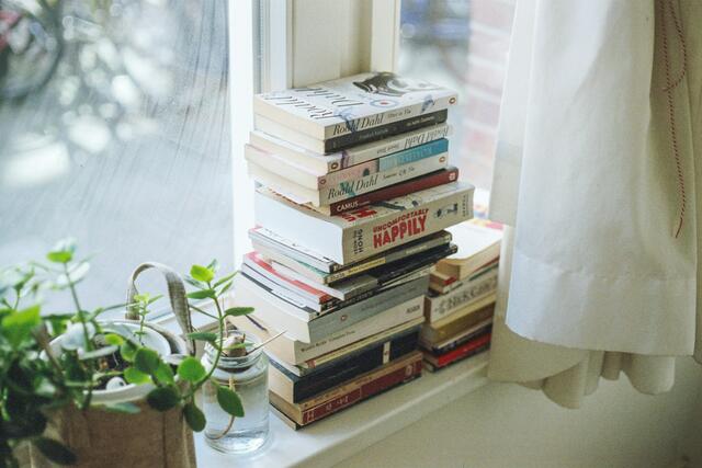 Viele Wienerinnen und Wiener fragen sich, was man etwa mit alten Büchern und Werken machen soll?  | Foto: Florencia Viadana/Unsplash