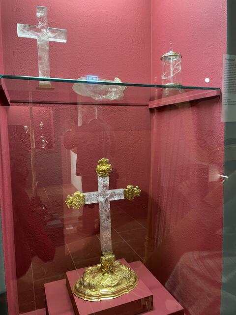 Hochwertige Exponate aus Bergkristall. | Foto: Sarah Braun