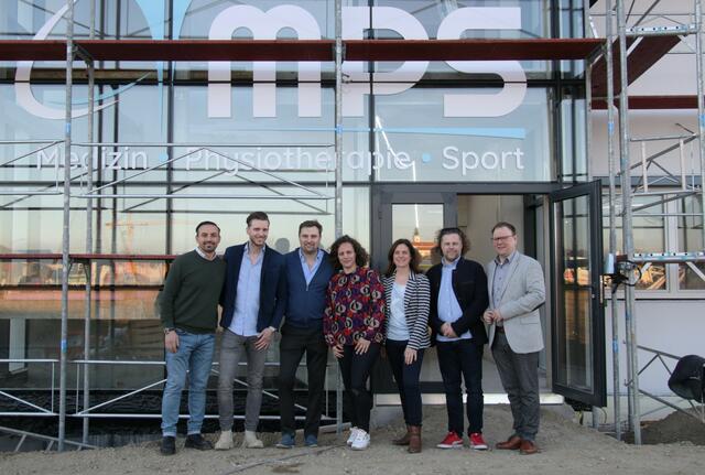 Baumeister Bajram Idrizi, Physiotherapeut Michael Ettenauer, Orthopäde und Unfallchirurg Dr. Oktawian Ilow, Orthopädin Dr. Eva-Maria Reinberger, Fachärztin für physikalische Medizin Dr. Lisa Macho, Facharzt für plastische und rekonstruktive Medizin Dr. Bernhard Moser und Bürgermeister Franz Aigner. | Foto: Christian Nowotny