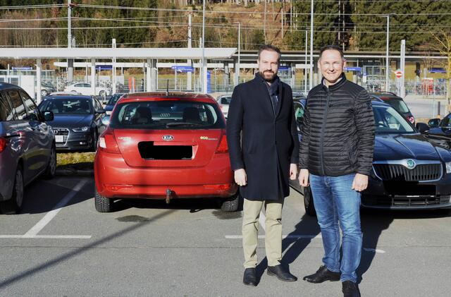 Salzburgs Verkehrslandesrat LH-Stv. Stefan Schnöll (l.) und Neumarkts Bürgermeister Adi Rieger sind sich einig: Die bestehende Park & Ride-Anlage am Bahnhof muss erweitert werden. | Foto: Stadtgemeinde Neumarkt