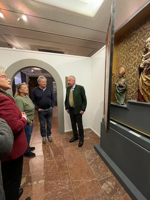Der Gründer des Bergbau- und Gotikmuseums Hermann Mayrhofer (rechts) erklärte den Interessierten sehr gerne mehr über einzelne Ausstellungsstücke. | Foto: Sarah Braun