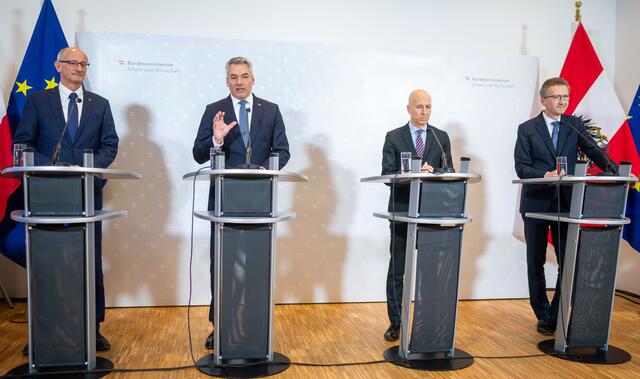 Anton Mattle, LH Tirol, Bundeskanzler Karl Nehammer, BM Martin Kocher, Steffen Lang, Novartis (v.l.n.r.) | Foto: APA Picture Desk
