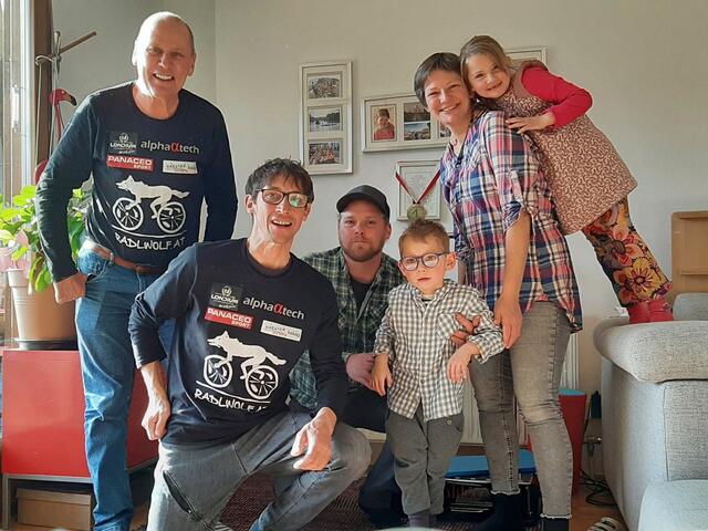Radlwolf, Michi Kurz, Papa Bernhard, Felix, Mama Raphaela und Schwester Paula (von links)
 | Foto: Michi Kurz