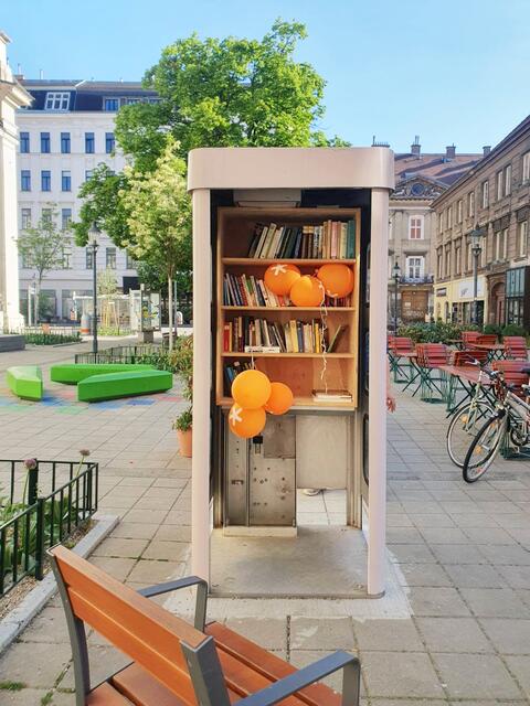 Lesestoff tauschen statt kaufen lautet das Motto bei den drei Bücherzellen in der Leopoldstadt – wie hier am Karmeliterplatz. | Foto: GB*