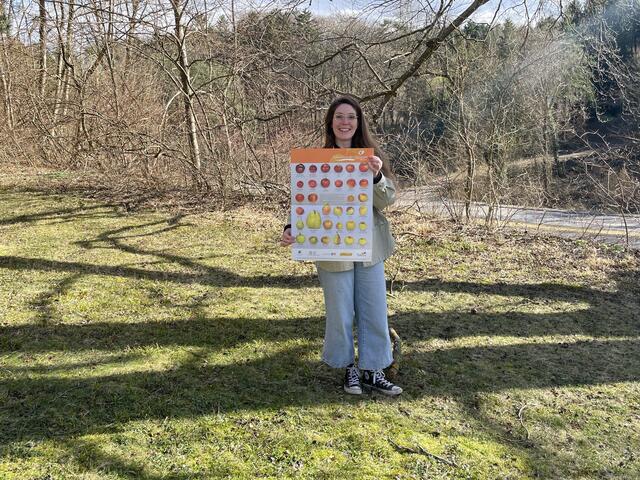 Nina Covacs mit der Übersicht der verschiedenen Äpfelsorten im Wienerwald. | Foto: Nina Taurok