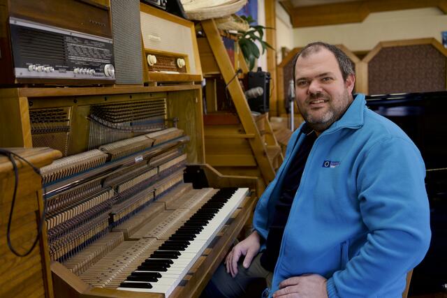 Pädagoge Wolfgang Sieberth am Piano.