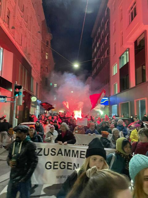 Auf der angemeldeten Demonstration zündeten Teilnehmer Pyrotechnik.  | Foto: RMA Phili Kaufmann