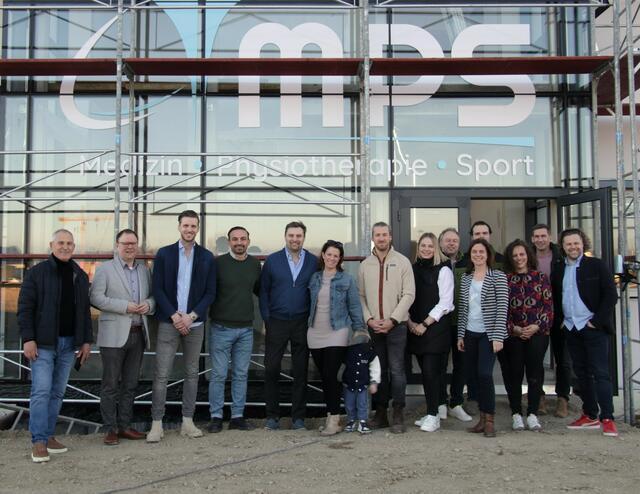 Polier Ilmihasan Idrizi, Bürgermeister Franz Aigner, Physiotherapeut Michael Ettenauer, Baumeister Bajram Idrizi, Orthopäde und Unfallchirurg Dr. Oktawian Ilow, Physiotherapeutin Christina Ilow,  Athletiktrainer, PGA Golfprofessional
Christopher Redl, Physiotherapeutin Florentina Gruber, Bandagisten Richard und Leo Preitensteiner,  Fachärztin für physikalische Medizin Dr. Lisa Macho,  Orthopädin Dr. Eva-Maria Reinberger und  Facharzt für plastische und rekonstruktive Medizin Dr. Bernhard Moser. | Foto: Christian Nowotny