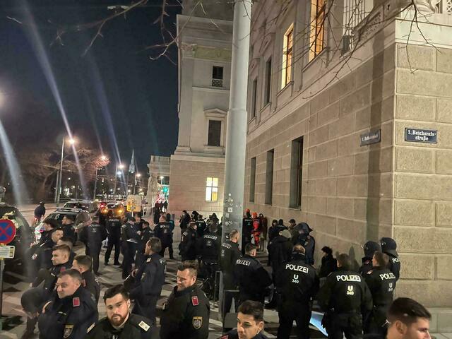 Personendurchsuchung von Spontandemonstranten. | Foto: RMW