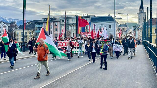 Der Kärntner Gemeinderat Sepp Götz (orange Jacke) mit Palästinenser-Fahne bei der Demonstration in Villach. | Foto: MeinBezirk.at