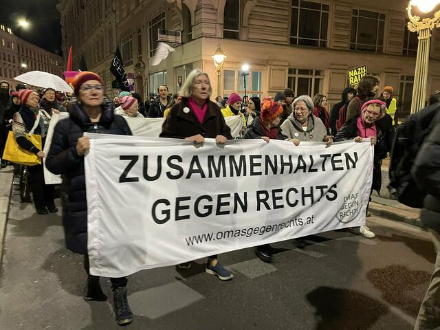 Auch die Omas gegen Recht waren bei der Demonstration vertreten.  | Foto: RMA Phili Kaufmann