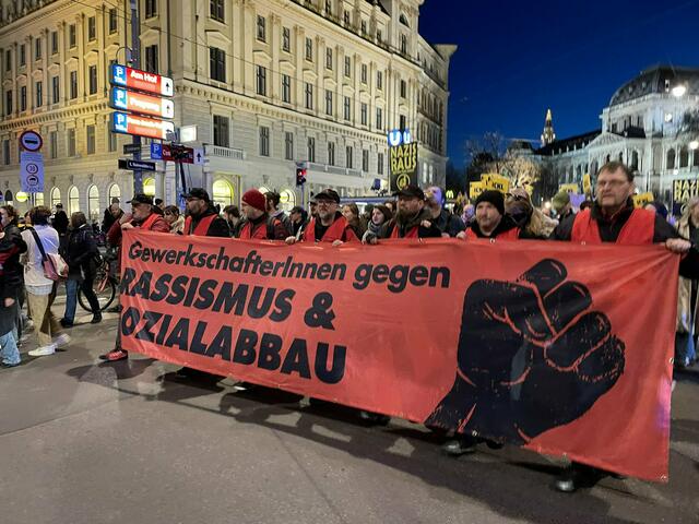 Rund 2.000 Menschen gingen gegen den Akademikerball auf die Straße.  | Foto: RMA Phili Kaufmann
