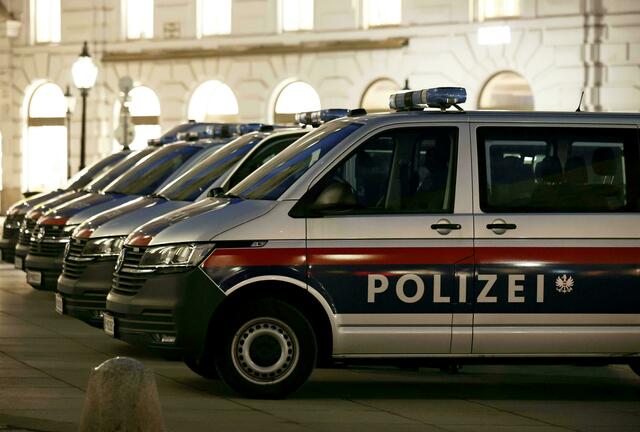 Im Bereich der Hofburg reihen sich die Polizei-Einsatzfahrzeuge. | Foto:  TOBIAS STEINMAURER / APA / picturedesk.com