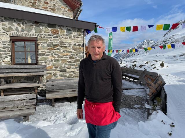 "Radfahrer werden ja nicht gestraft - aber ich als Wirt darf diese Info nicht weitergeben", sagt Thomas Fankhauser von der Franz-Senn Hütte. Er wünscht sich außerdem einen Shuttle-Service als Zwischenlösung für den heurigen Sommer. | Foto: Kainz