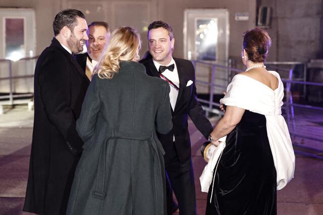 Ex-FPÖ-Klubobmann Johann Gudenus (Mitte) auf dem Hofburgareal. | Foto: TOBIAS STEINMAURER / APA / picturedesk.com