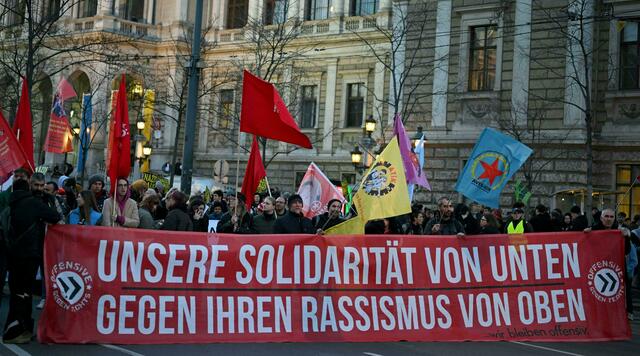 2.000 Menschen protestieren Freitagabend gegen den Wiener Akademikerball. | Foto:  MAX SLOVENCIK / APA / picturedesk.com