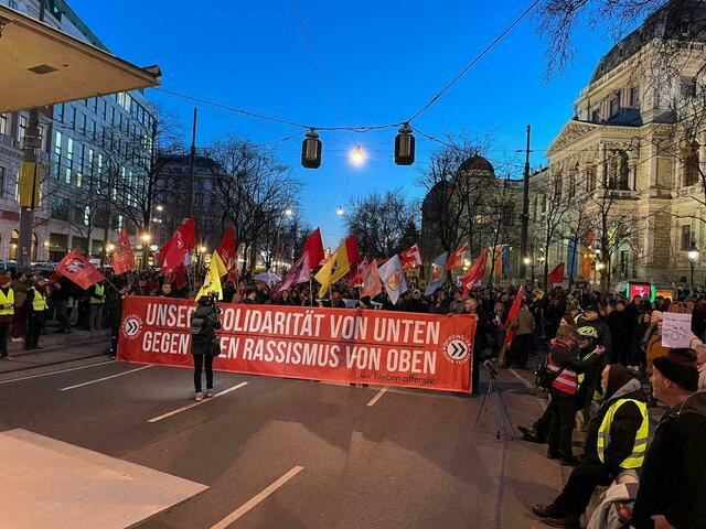 Die Gegendemo kurz vor Abmarsch am Schottentor. | Foto: Philippa Kaufmann/RMW