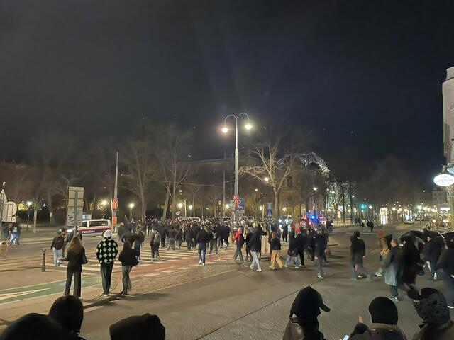 Von der Kundgebung in der Löwelstraße starteten einige Hundert Menschen eine Spontandemonstration. | Foto: RMA Phili Kaufmann