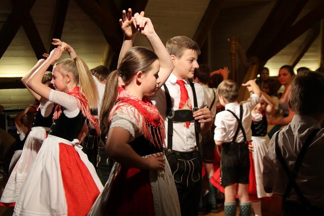 "D`Wolfganger" Trachtler tanzten im Mozarthaus auf.