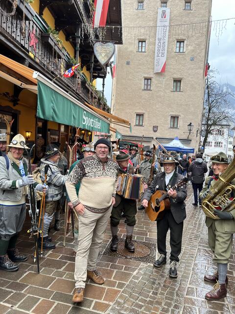 Abmarsch zum Berg mit Veranstalter Franz F. Schmalzl | Foto: ©nostalski