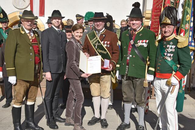 Landesehrung mit Landtagspräsidentin Dr. Brigitta Pallauf Von links bei den Ehrungen Anton Kaufmann, Bürgermeister Wolfgang Peiffenberger, Landtagspräsidentin Brigitta Pallauf, Josef Ebner, Schützenobrist Josef Braunwieser und Albert Planitzer  | Foto: Land Salzburg / Franz Neumayr