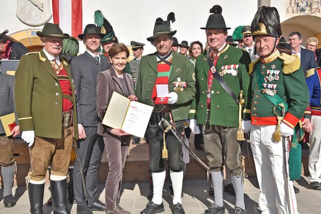 Landesehrung mit Landtagspräsidentin Dr. Brigitta Pallauf Von links bei den Ehrungen Anton Kaufmann, Bürgermeister Wolfgang Peiffenberger, Landtagspräsidentin Brigitta Pallauf, Peter Wechselberger, Schützenobrist Josef Braunwieser und Albert Planitzer  | Foto: Land Salzburg / Franz Neumayr