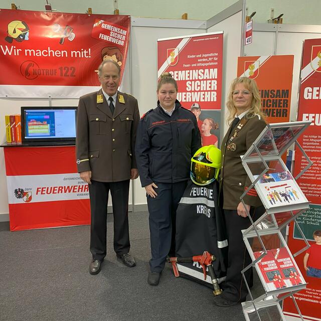 Bei der ersten Schul- und Berufsinformationsmesse des Jahres 2024 in Voitsberg wurde der Stand des LFV von OLM d.F. Christine Marschneg (re), HFM Katrin Kraxner (mi) und BR d.F. Peter Kirchengast (li) betreut. | Foto: GSF