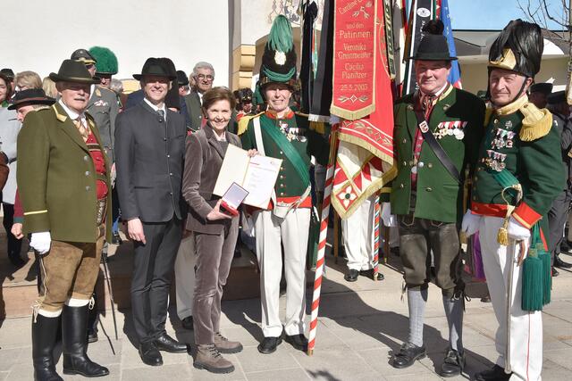 Landesehrung mit Landtagspräsidentin Dr. Brigitta Pallauf Von links bei den Ehrungen Anton Kaufmann, Bürgermeister Wolfgang Peiffenberger, Landtagspräsidentin Brigitta Pallauf, Franz Greinmeister, Schützenobrist Josef Braunwieser und Albert Planitzer  | Foto: Land Salzburg / Franz Neumayr