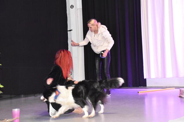 Die "Freaky Dogs" gratulierten mit einer kurzen Showeinlage. | Foto: Michael Strini