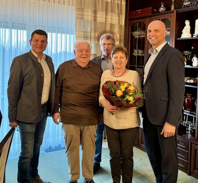 80. Geburtstag GV René Pimperl, Hans Lehner, OV Günter Koller, Jubilarin Helga Lehner, Bgm. Jürgen Zimara | Foto: Gemeinde Loipersdorf-Kitzladen