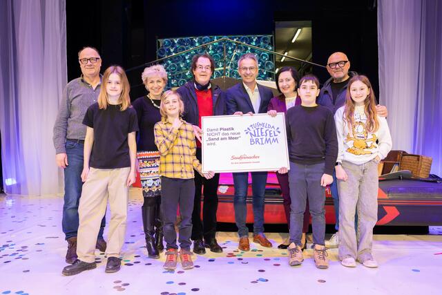 Michael Schilhan, Maria Wacker, Hans Roth, Kurt Hohensinner, Elisabeth Meixner und August Schmölzer mit Schülern bei der Märchenaufführung. | Foto: Benjamin Gasser