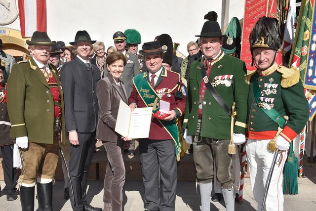 Landesehrung mit Landtagspräsidentin Dr. Brigitta Pallauf Von links bei den Ehrungen Anton Kaufmann, Bürgermeister Wolfgang Peiffenberger, Landtagspräsidentin Brigitta Pallauf, Josef Eder, Schützenobrist Josef Braunwieser und Albert Planitzer  | Foto: Land Salzburg / Franz Neumayr
