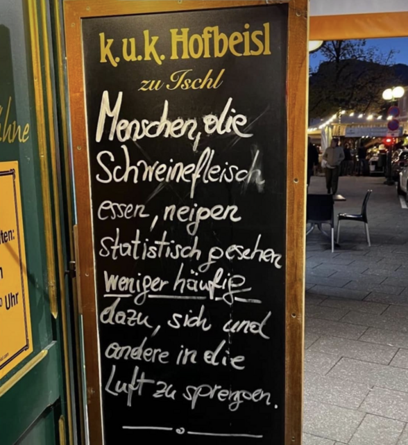 Dieser Spruch, den Marcus Hofbauer auf die Tafel vor seinem Lokal in Bad Ischl schrieb, brachte viel Kritik. | Foto: Facebook/Florian Wiener
