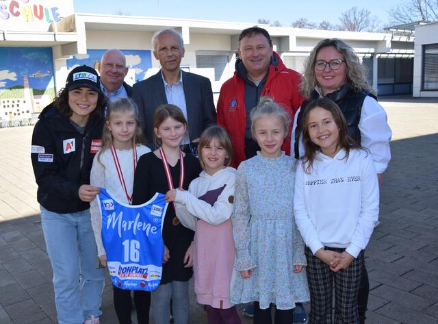 Julia Scheib übergibt ihre Original-Startnummer vom Weltcup am Kronplatz als Geschenk an die Volksschule. | Foto: Strohmeier