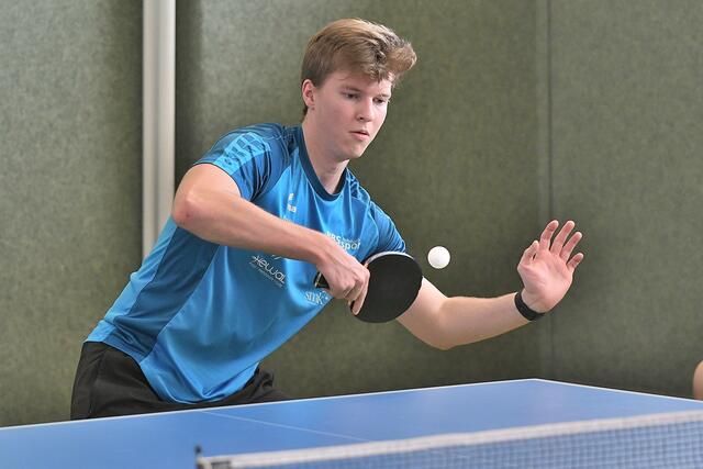 Marco Furtmüller beim Tischtennis-Spielen bei der Ortsmeisterschaft in Arnreit.  | Foto: Manfred Lindorfer