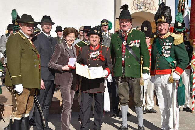 Landesehrung mit Landtagspräsidentin Dr. Brigitta Pallauf Von links bei den Ehrungen Anton Kaufmann, Bürgermeister Wolfgang Peiffenberger, Landtagspräsidentin Brigitta Pallauf, Josef Schauer, Schützenobrist Josef Braunwieser und Albert Planitzer  | Foto: Land Salzburg / Franz Neumayr
