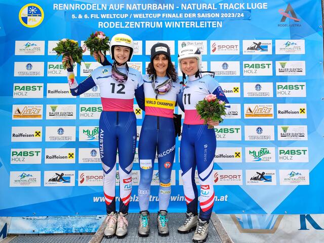 Tina Unterberger (re.) beendet das Weltcup-Finale und den Gesamtweltcup der Naturbahnrodler auf dem dritten Rang. | Foto: ÖRV