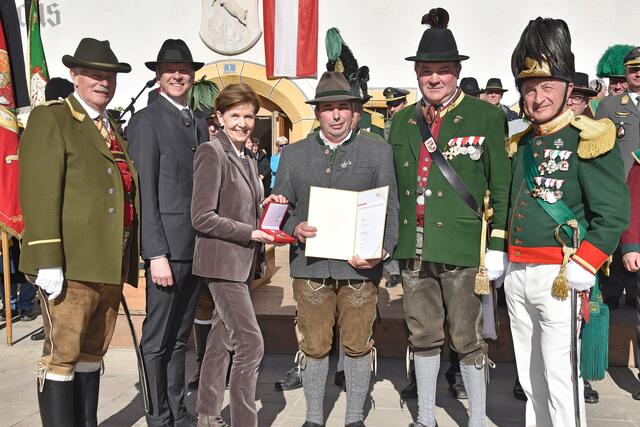 Landesehrung mit Landtagspräsidentin Dr. Brigitta Pallauf Von links bei den Ehrungen Anton Kaufmann, Bürgermeister Wolfgang Peiffenberger, Landtagspräsidentin Brigitta Pallauf, Nilolaus Malter, Schützenobrist Josef Braunwieser und Albert Planitzer  | Foto: Land Salzburg / Franz Neumayr